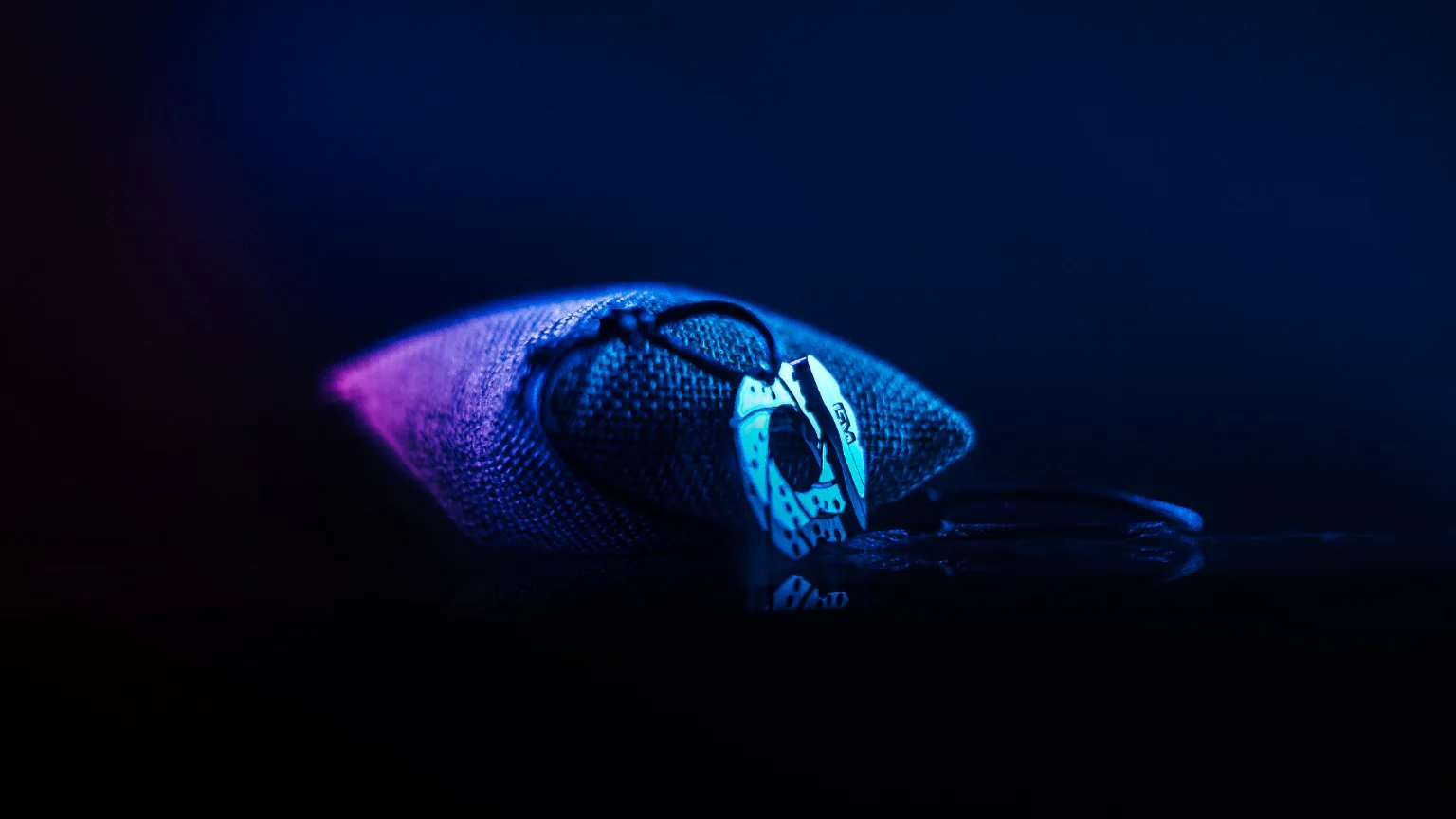 Bracelet TIBRAKE sous une lumière cyan