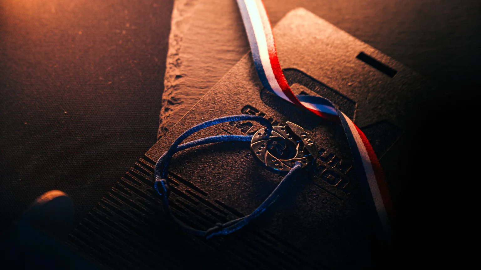Bracelet TIBRAKE à plat, finition brillante